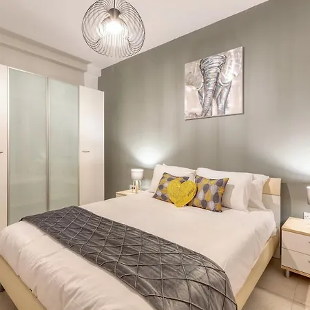 Wonderful, Designer 2br With Large Sofa & Tv By 360 Estates *