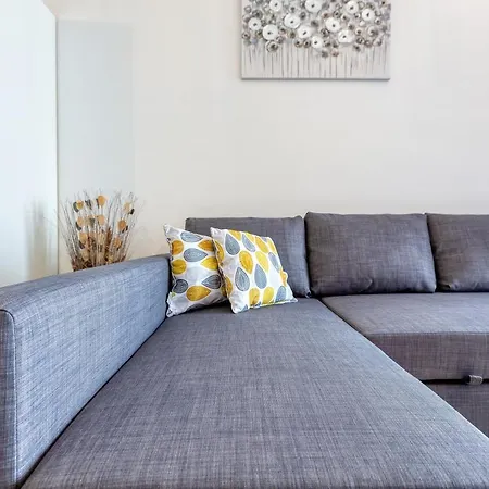 Διαμέρισμα Wonderful, Designer 2br With Large Sofa & Tv By 360 Estates