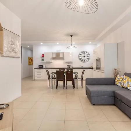 Wonderful, Designer 2br With Large Sofa & Tv By 360 Estates