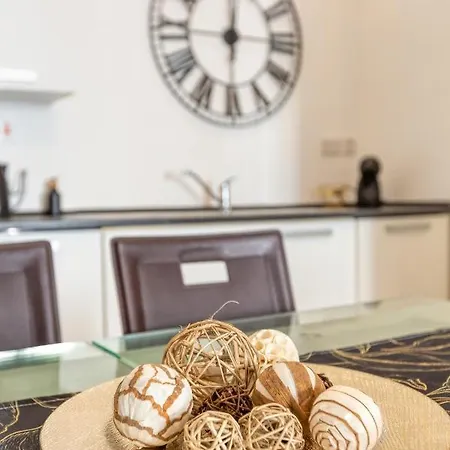 Wonderful, Designer 2br With Large Sofa & Tv By 360 Estates