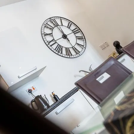 Wonderful, Designer 2br With Large Sofa & Tv By 360 Estates Apartament