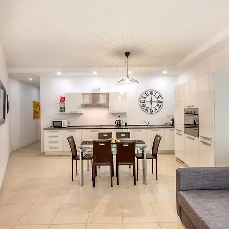 Wonderful, Designer 2br With Large Sofa & Tv By 360 Estates Apartament