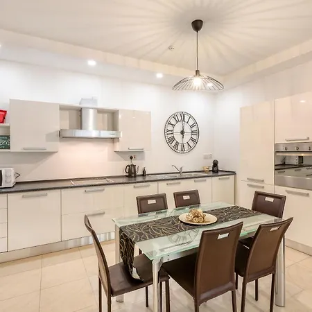 Apartman Wonderful, Designer 2br With Large Sofa & Tv By 360 Estates San Ġiljan