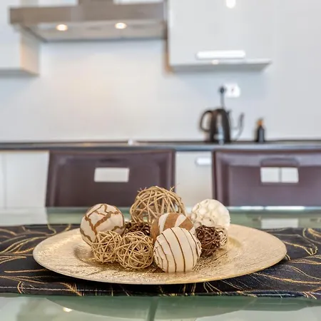 Wonderful, Designer 2br With Large Sofa & Tv By 360 Estates Apartman