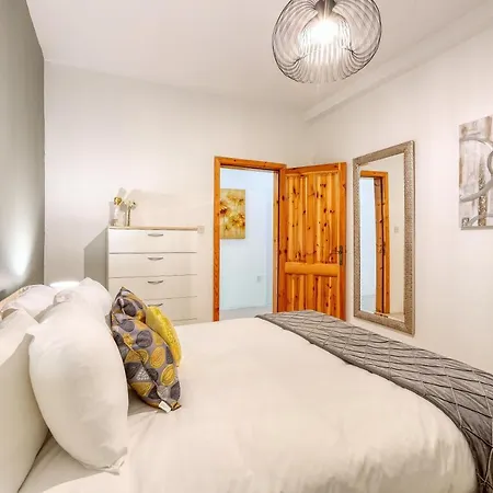 Wonderful, Designer 2br With Large Sofa & Tv By 360 Estates