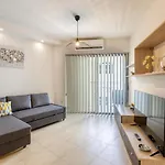 Wonderful, Designer 2br With Large Sofa & Tv By 360 Estates شقة