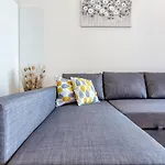 شقة Wonderful, Designer 2br With Large Sofa & Tv By 360 Estates