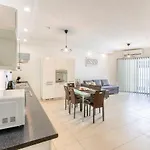 Wonderful, Designer 2br With Large Sofa & Tv By 360 Estates