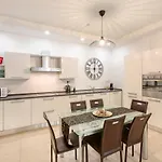 شقة Wonderful, Designer 2br With Large Sofa & Tv By 360 Estates سانت جوليان