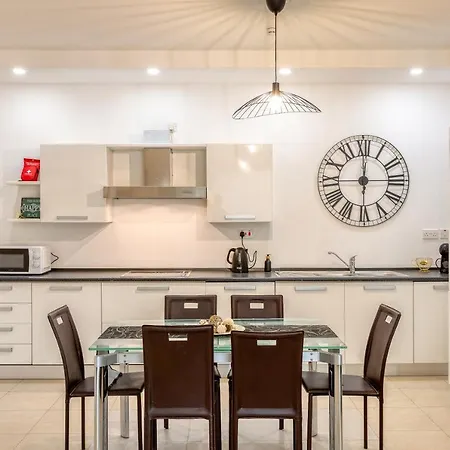 Wonderful, Designer 2br With Large Sofa & Tv By 360 Estates شقة