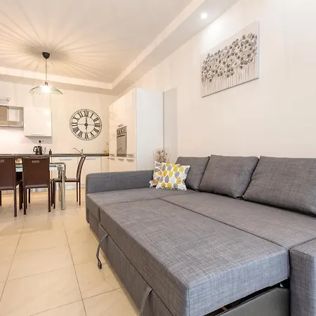 Wonderful, Designer 2br With Large Sofa & Tv By 360 Estates Apartmán